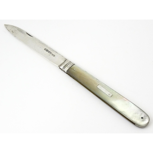 355 - A George IV silver folding fruit knife with mother of pearl handle, hallmarked Sheffield 1824, maker... 