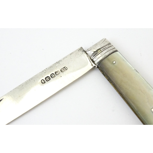 355 - A George IV silver folding fruit knife with mother of pearl handle, hallmarked Sheffield 1824, maker... 