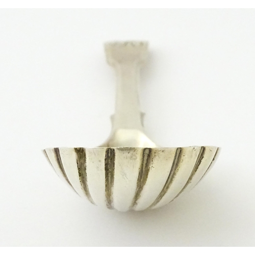 317 - A silver caddy spoon with shell bowl, hallmarked London 1818, maker George Knight. Approx. 3 1/2
