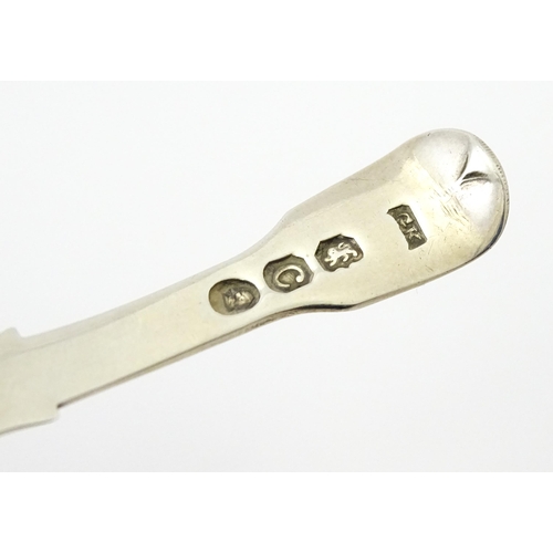 317 - A silver caddy spoon with shell bowl, hallmarked London 1818, maker George Knight. Approx. 3 1/2