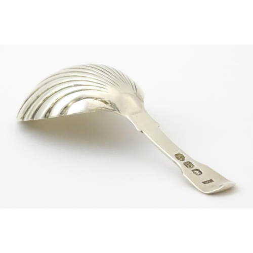 317 - A silver caddy spoon with shell bowl, hallmarked London 1818, maker George Knight. Approx. 3 1/2