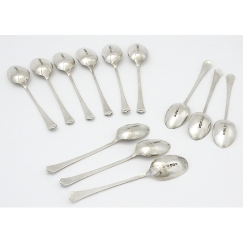 521 - A matched set of twelve Victorian silver teaspoons, hallmarked Sheffield 1896 / 97, maker Henry Will... 