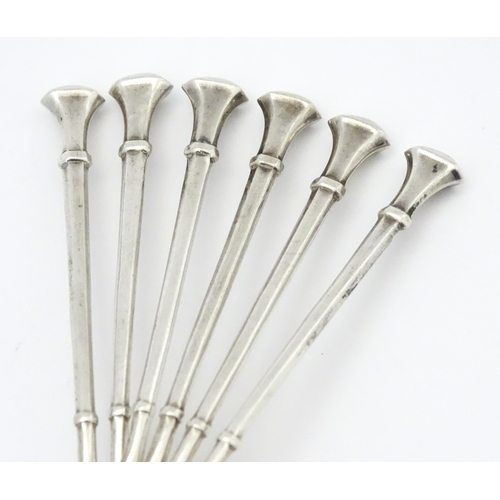 527 - A cased set of six silver teaspoons hallmarked Birmingham 1927, maker Docker & Burn. Spoons approx. ... 