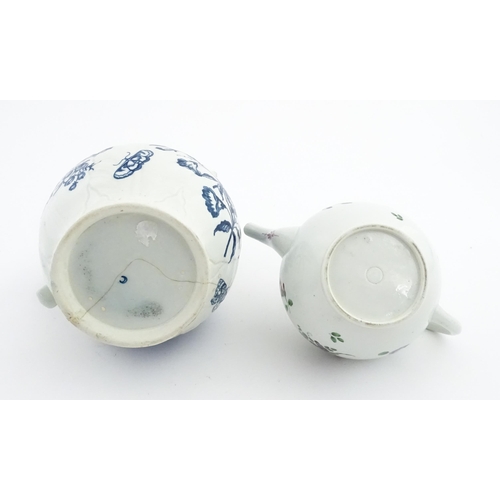 88 - A large 18thC Worcester blue and white sparrow beak jug decorated with flowers and butterflies. Toge... 