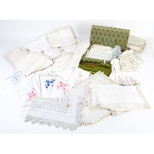 520 - A quantity of assorted linens and fabrics to include tablecloths, place mats, napkins, etc.
