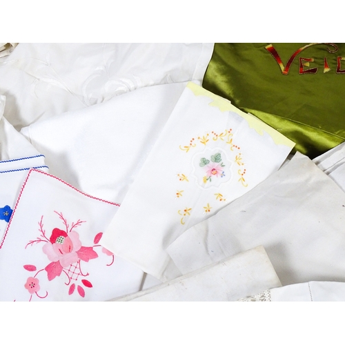 520 - A quantity of assorted linens and fabrics to include tablecloths, place mats, napkins, etc.