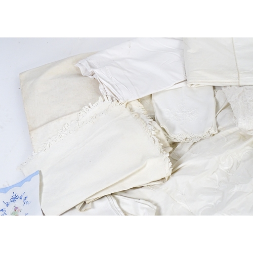 520 - A quantity of assorted linens and fabrics to include tablecloths, place mats, napkins, etc.