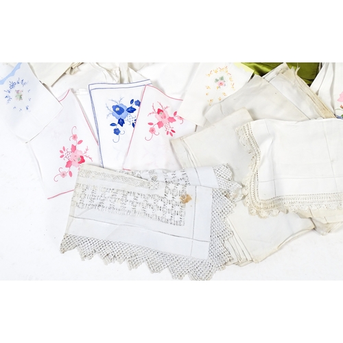 520 - A quantity of assorted linens and fabrics to include tablecloths, place mats, napkins, etc.