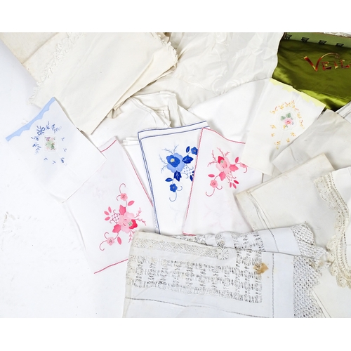 520 - A quantity of assorted linens and fabrics to include tablecloths, place mats, napkins, etc.