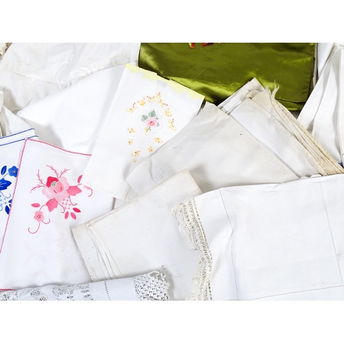 520 - A quantity of assorted linens and fabrics to include tablecloths, place mats, napkins, etc.