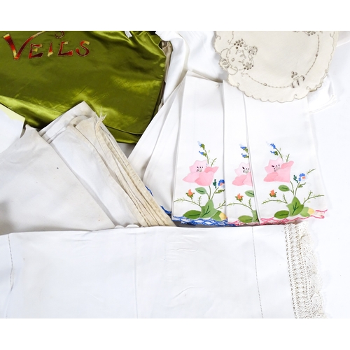 520 - A quantity of assorted linens and fabrics to include tablecloths, place mats, napkins, etc.