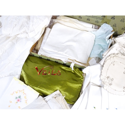 520 - A quantity of assorted linens and fabrics to include tablecloths, place mats, napkins, etc.