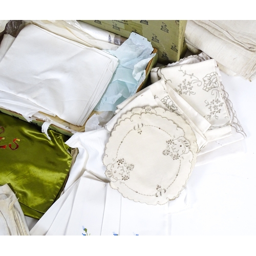 520 - A quantity of assorted linens and fabrics to include tablecloths, place mats, napkins, etc.