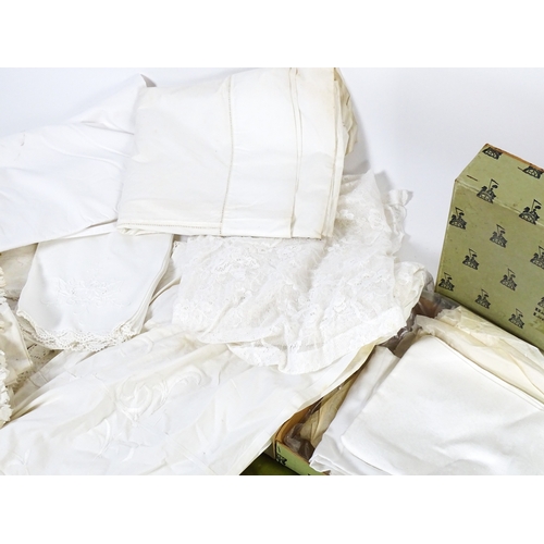 520 - A quantity of assorted linens and fabrics to include tablecloths, place mats, napkins, etc.