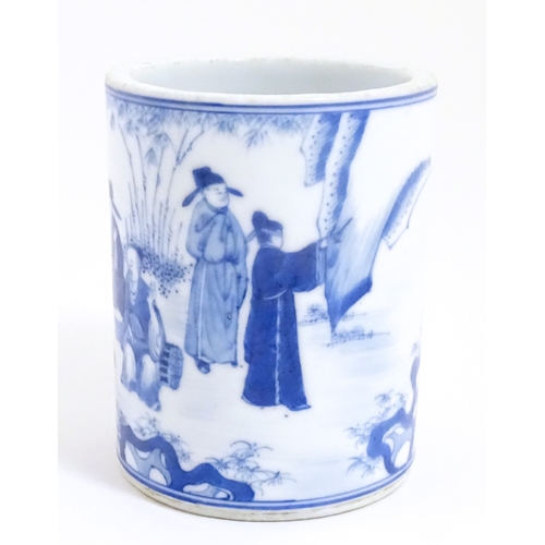 47 - A Chinese blue and white brush pot decorated with figures in a garden landscape. Approx. 4 3/4