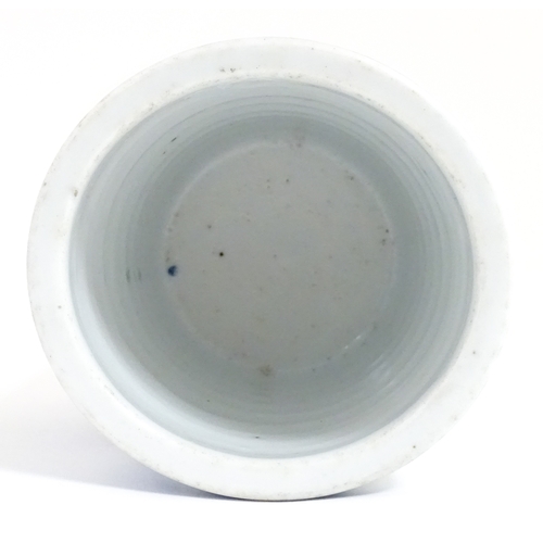 47 - A Chinese blue and white brush pot decorated with figures in a garden landscape. Approx. 4 3/4