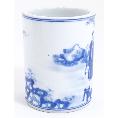 47 - A Chinese blue and white brush pot decorated with figures in a garden landscape. Approx. 4 3/4