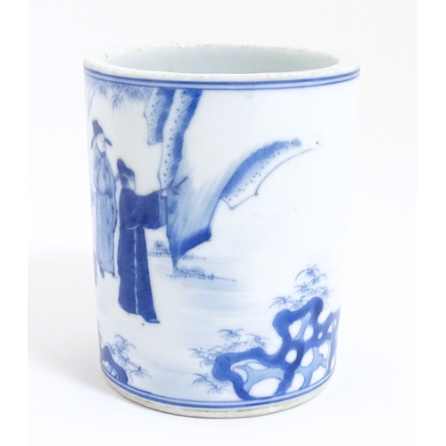 47 - A Chinese blue and white brush pot decorated with figures in a garden landscape. Approx. 4 3/4