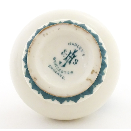 116 - A small Hadley's Worcester jug with shaped handle. Marked under. Approx. 3 1/2