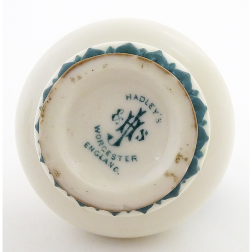 116 - A small Hadley's Worcester jug with shaped handle. Marked under. Approx. 3 1/2