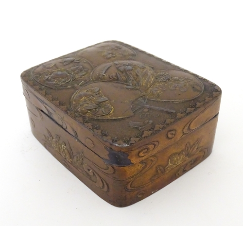 1026 - Four assorted items to include a pair of Oriental dishes with peacock decoration, a Japanese box wit... 