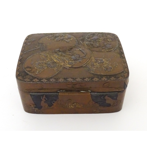 1026 - Four assorted items to include a pair of Oriental dishes with peacock decoration, a Japanese box wit... 
