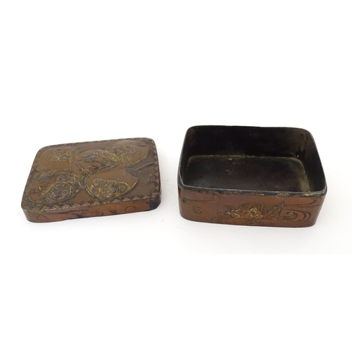 1026 - Four assorted items to include a pair of Oriental dishes with peacock decoration, a Japanese box wit... 