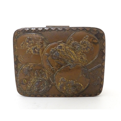 1026 - Four assorted items to include a pair of Oriental dishes with peacock decoration, a Japanese box wit... 
