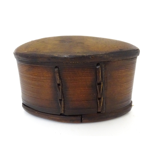 1026 - Four assorted items to include a pair of Oriental dishes with peacock decoration, a Japanese box wit... 