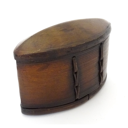 1026 - Four assorted items to include a pair of Oriental dishes with peacock decoration, a Japanese box wit... 