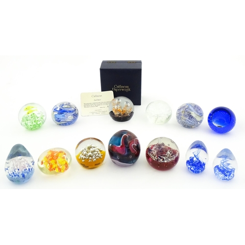 316 - A quantity of assorted collector's paperweights to include Caithness Sundance, etc. Largest approx. ... 