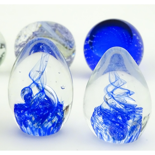 316 - A quantity of assorted collector's paperweights to include Caithness Sundance, etc. Largest approx. ... 