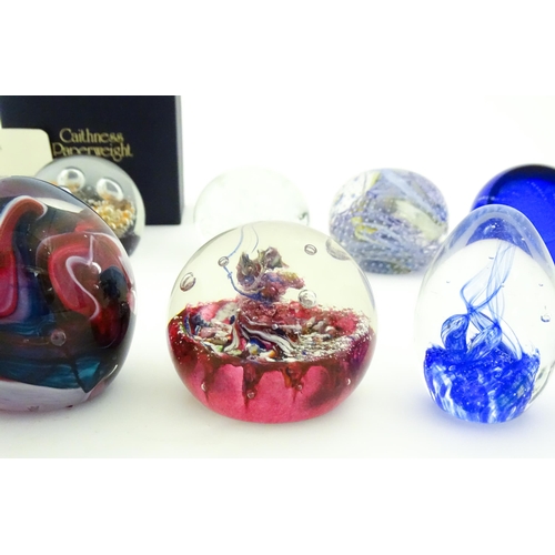 316 - A quantity of assorted collector's paperweights to include Caithness Sundance, etc. Largest approx. ... 