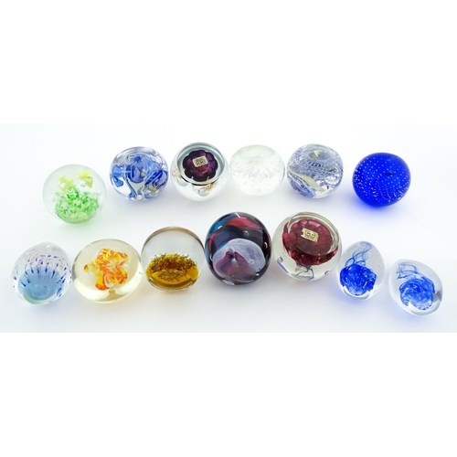 316 - A quantity of assorted collector's paperweights to include Caithness Sundance, etc. Largest approx. ... 