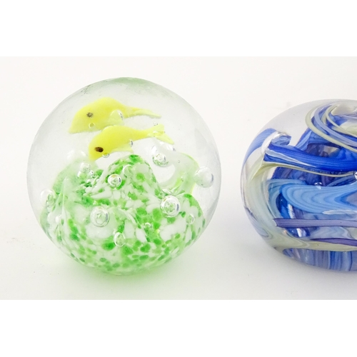 316 - A quantity of assorted collector's paperweights to include Caithness Sundance, etc. Largest approx. ... 
