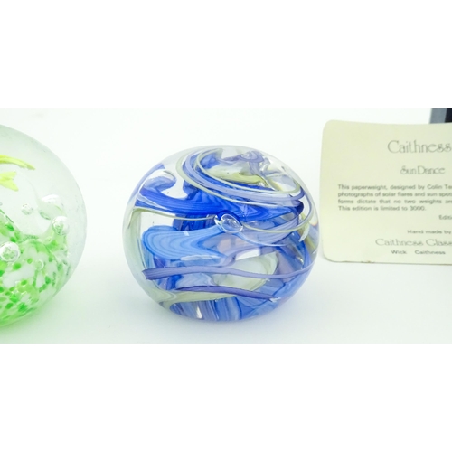 316 - A quantity of assorted collector's paperweights to include Caithness Sundance, etc. Largest approx. ... 