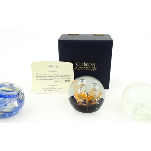 316 - A quantity of assorted collector's paperweights to include Caithness Sundance, etc. Largest approx. ... 