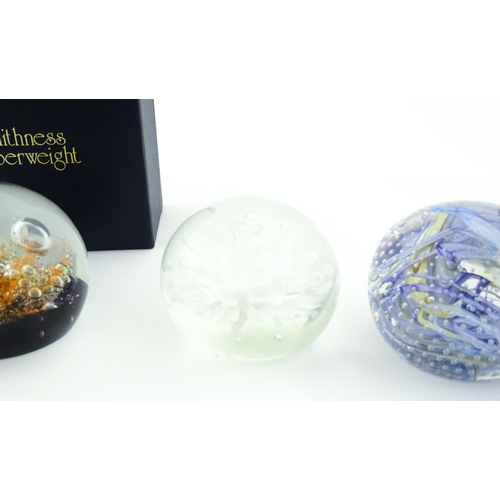 316 - A quantity of assorted collector's paperweights to include Caithness Sundance, etc. Largest approx. ... 