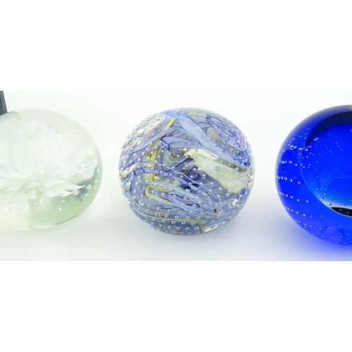 316 - A quantity of assorted collector's paperweights to include Caithness Sundance, etc. Largest approx. ... 