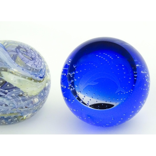 316 - A quantity of assorted collector's paperweights to include Caithness Sundance, etc. Largest approx. ... 