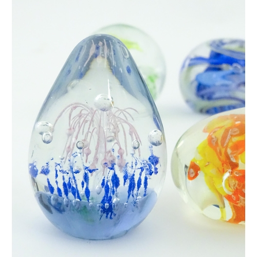 316 - A quantity of assorted collector's paperweights to include Caithness Sundance, etc. Largest approx. ... 