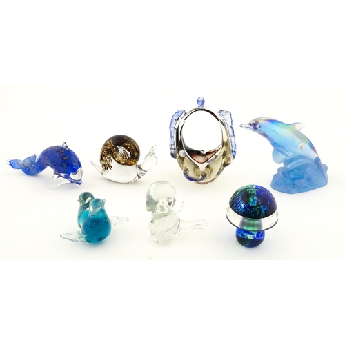317 - A quantity of assorted studio / art glass to include Wedgwood paperweight of snail form, Mdina glass... 