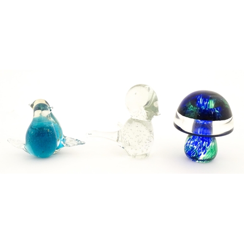 317 - A quantity of assorted studio / art glass to include Wedgwood paperweight of snail form, Mdina glass... 