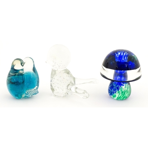 317 - A quantity of assorted studio / art glass to include Wedgwood paperweight of snail form, Mdina glass... 