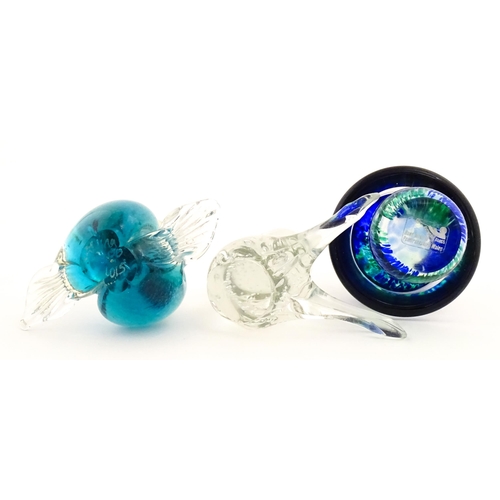 317 - A quantity of assorted studio / art glass to include Wedgwood paperweight of snail form, Mdina glass... 