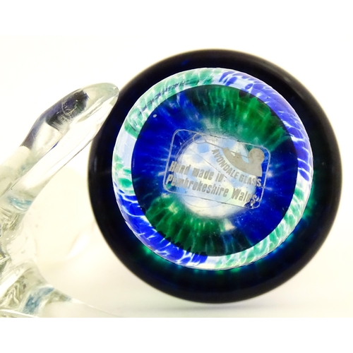 317 - A quantity of assorted studio / art glass to include Wedgwood paperweight of snail form, Mdina glass... 