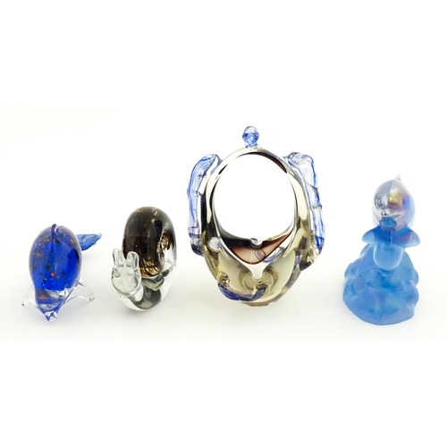 317 - A quantity of assorted studio / art glass to include Wedgwood paperweight of snail form, Mdina glass... 