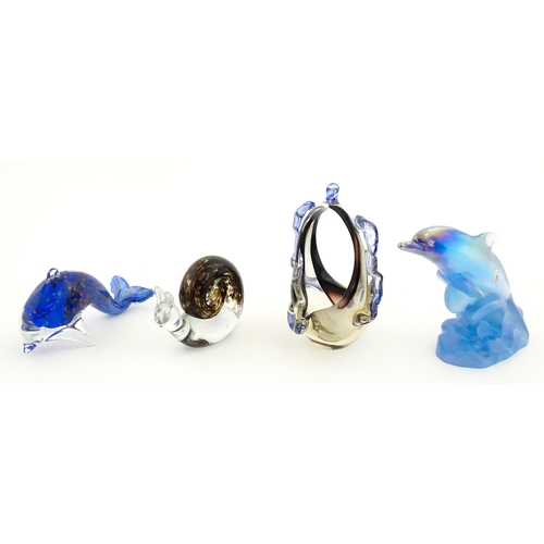 317 - A quantity of assorted studio / art glass to include Wedgwood paperweight of snail form, Mdina glass... 