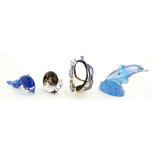 317 - A quantity of assorted studio / art glass to include Wedgwood paperweight of snail form, Mdina glass... 