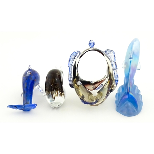 317 - A quantity of assorted studio / art glass to include Wedgwood paperweight of snail form, Mdina glass... 